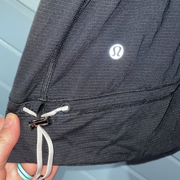 🥳 Lululemon Athletica Rest Less Black Tank Top with Striped Straps - Picture 4 of 10